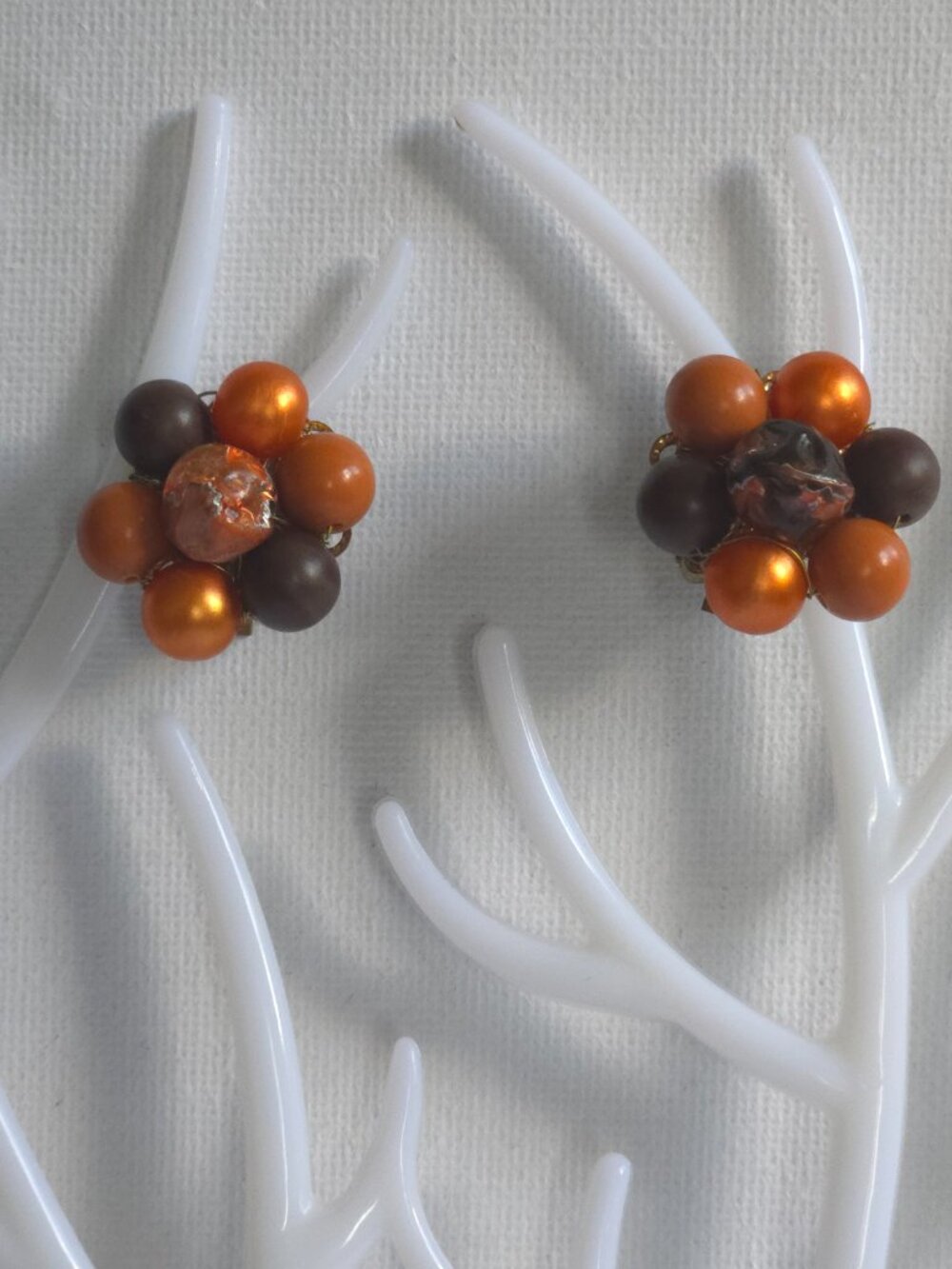 Vintage 1950s Japan Orange Brown Bead‎ Cluster Clip On Earrings Autumn Foil - Picture 9 of 10